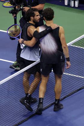 US Open tennis tournament - Day 10 Carlos Alcaraz (L) of Spain congratulates Ben Shelton of the US on his win in the Men s Singles Quarterfinals of the US Open Tennis Championships at the USTA Billie Jean King National Tennis Center in Flushing Meadows, New York, USA, 09 September 2026. The 2026 US Open tournament runs from 23 August through 13 September. FLUSHING MEADOWS NEW YORK United States  Copyright: xBRIANxHIRSCHFELDx