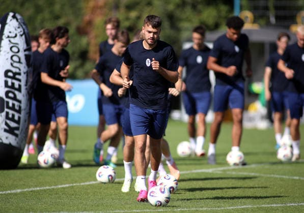 Soccer, Men s, Bavarian Regional League, 2026–2027 Season, TSV 1860 Munich, Training at Grünwalder Strasse 114, Raphael Wach Training Facility, TSV 1860 Munich players running with the ball