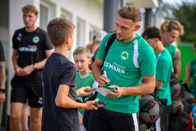 08.09.2026 - Fussball - 2. Bundesliga - Saison 2026 2027 - SpVgg Greuther Fürth Fuerth ( Kleeblatt ) - Training - - xwoxzix - Jakob Krautkrämer (48, SpVgg Greuther Fürth ) gibt Autogramm Autogramme *** September 8, 2026 Soccer 2. Bundesliga 2026–2027 Season SpVgg Greuther Fürth Fürth Kleeblatt Training xwoxzix Jakob Krautkrämer 48, SpVgg Greuther Fürth signs autographs