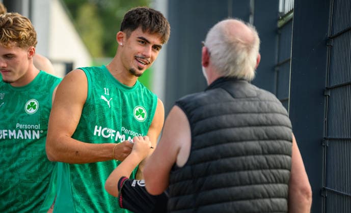 08.09.2026 - Fussball - 2. Bundesliga - Saison 2026 2027 - SpVgg Greuther Fürth Fuerth ( Kleeblatt ) - Training - - xwoxzix - Aaron Keller (11, SpVgg Greuther Fürth ) gibt Autogramm Autogramme *** September 8, 2026 Soccer 2. Bundesliga 2026–2027 Season SpVgg Greuther Fürth Fürth Kleeblatt Training xwoxzix Aaron Keller 11, SpVgg Greuther Fürth signs autographs