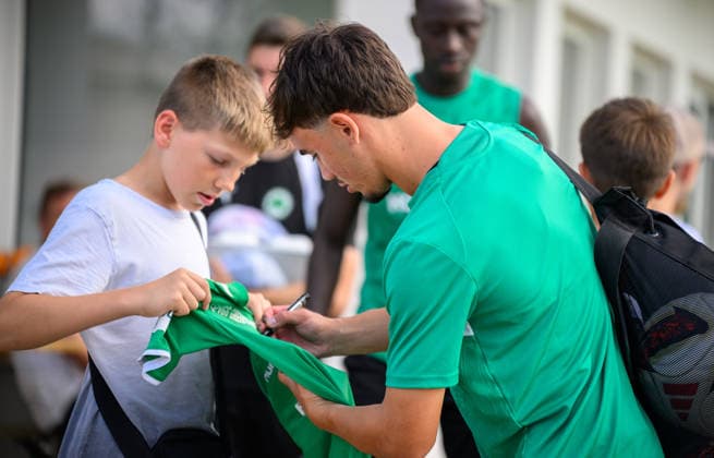 08.09.2026 - Fussball - 2. Bundesliga - Saison 2026 2027 - SpVgg Greuther Fürth Fuerth ( Kleeblatt ) - Training - - xwoxzix - Olgherto Balliu (45, SpVgg Greuther Fürth ) gibt Autogramm Autogramme *** September 8, 2026 Soccer 2. Bundesliga 2026–2027 Season SpVgg Greuther Fürth Fürth Kleeblatt Practice xwoxzix Olgherto Balliu 45, SpVgg Greuther Fürth signs autographs