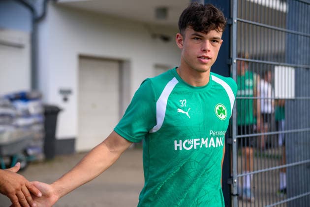08.09.2026 - Fussball - 2. Bundesliga - Saison 2026 2027 - SpVgg Greuther Fürth Fuerth ( Kleeblatt ) - Training - - xwoxzix - Faton Ademi (37, SpVgg Greuther Fürth ) klatscht mit Fans ab *** September 8, 2026 Soccer 2. Bundesliga 2026–2027 Season SpVgg Greuther Fürth Fürth Kleeblatt Training xwoxzix Faton Ademi 37, SpVgg Greuther Fürth high-fives fans