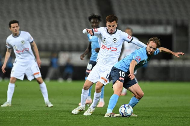 AUSTRALIA CUP SYDNEY VICTORY, Jake Hollman of Sydney FC and Matthew Grimaldi of the Victory compete for the ball during the Australia Cup semi-final between Sydney FC and Melbourne Victory at Jubilee Stadium in Sydney, Wednesday, September 9, 2026. ( NO ARCHIVING, EDITORIAL USE ONLY SYDNEY NEW SOUTH WALES AUSTRALIA  Copyright: xDEANxLEWINSx 20260909129928535045