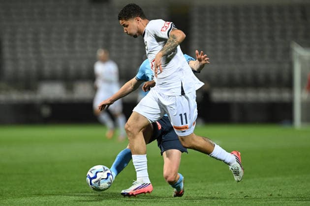 AUSTRALIA CUP SYDNEY VICTORY, Jake Hollman of Sydney FC tackles Clerismario Santos Rodrigues of the Victory during the Australia Cup semi-final between Sydney FC and Melbourne Victory at Jubilee Stadium in Sydney, Wednesday, September 9, 2026. ( NO ARCHIVING, EDITORIAL USE ONLY SYDNEY NEW SOUTH WALES AUSTRALIA  Copyright: xDEANxLEWINSx 20260909151286323263