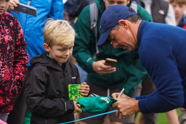2026 Amgen Irish Open - Pro-Am, Trump International Golf Links, Doonbeg 9 9 2026 Rory McIlroy signs an autograph for a fan after walking off the eleventh green Rory McIlroy signs an autograph for a fan after walking off the eleventh green 9 9 2026  Copyright: xx BB2_5681