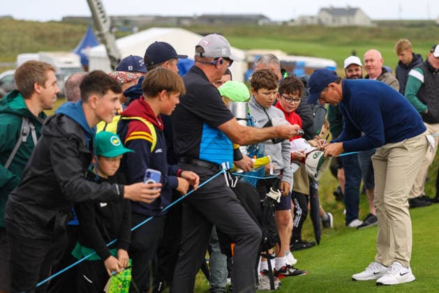 2026 Amgen Irish Open - Pro-Am, Trump International Golf Links, Doonbeg 9 9 2026 Rory McIlroy sings autographs for fans on the eleventh green Rory McIlroy sings autographs for fans on the eleventh green 9 9 2026  Copyright: xx BB2_5746