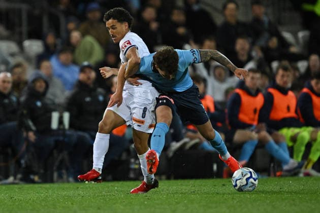 AUSTRALIA CUP SYDNEY VICTORY, Tiago Quintal of Sydney FC and Jordi Valadon of the Victory during the Australia Cup semi-final between Sydney FC and Melbourne Victory at Jubilee Stadium in Sydney, Wednesday, September 9, 2026. ( NO ARCHIVING, EDITORIAL USE ONLY SYDNEY NEW SOUTH WALES AUSTRALIA  Copyright: xDEANxLEWINSx 20260909137638467889