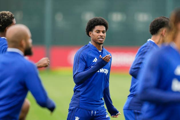 Manchester United, ManU Training Marcus Rashford of Manchester United speaks to teammates as he warms up during the Manchester United Training Session at Carrington Training Centre ahead of the UEFA Champions League match v Sabah FK, Manchester, England on 9 September 2026 Credit: Steve Flynn Every Second Media Editorial use only. All images are copyright Every Second Media Limited. No images may be reproduced without prior permission. Copyright: xIMAGO EveryxSecondxMediax ESM-2148-0019 StevexFlynnx xEveryxSecondxMediax