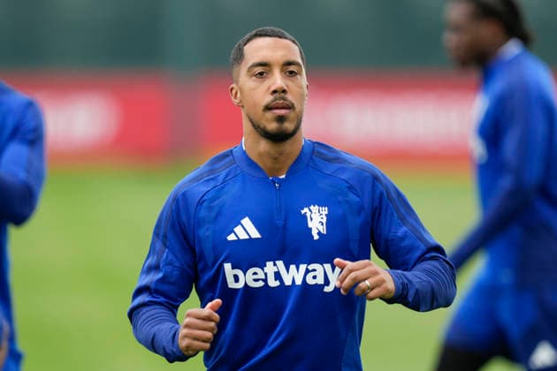 Manchester United, ManU Training Youri Tielemans of Manchester United warms up during the Manchester United Training Session at Carrington Training Centre ahead of the UEFA Champions League match v Sabah FK, Manchester, England on 9 September 2026 Credit: Steve Flynn Every Second Media Editorial use only. All images are copyright Every Second Media Limited. No images may be reproduced without prior permission. Copyright: xIMAGO EveryxSecondxMediax ESM-2148-0022 StevexFlynnx xEveryxSecondxMediax