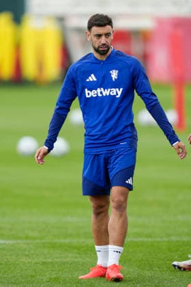 Manchester United, ManU Training Bruno Fernandes of Manchester United warms up during the Manchester United Training Session at Carrington Training Centre ahead of the UEFA Champions League match v Sabah FK, Manchester, England on 9 September 2026 Credit: Steve Flynn Every Second Media Editorial use only. All images are copyright Every Second Media Limited. No images may be reproduced without prior permission. Copyright: xIMAGO EveryxSecondxMediax ESM-2148-0025 StevexFlynnx xEveryxSecondxMediax