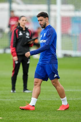Manchester United, ManU Training Bruno Fernandes of Manchester United warms up during the Manchester United Training Session at Carrington Training Centre ahead of the UEFA Champions League match v Sabah FK, Manchester, England on 9 September 2026 Credit: Steve Flynn Every Second Media Editorial use only. All images are copyright Every Second Media Limited. No images may be reproduced without prior permission. Copyright: xIMAGO EveryxSecondxMediax ESM-2148-0026 StevexFlynnx xEveryxSecondxMediax