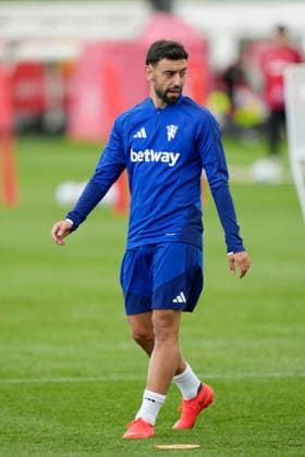 Manchester United, ManU Training Bruno Fernandes of Manchester United warms up during the Manchester United Training Session at Carrington Training Centre ahead of the UEFA Champions League match v Sabah FK, Manchester, England on 9 September 2026 Credit: Steve Flynn Every Second Media Editorial use only. All images are copyright Every Second Media Limited. No images may be reproduced without prior permission. Copyright: xIMAGO EveryxSecondxMediax ESM-2148-0027 StevexFlynnx xEveryxSecondxMediax