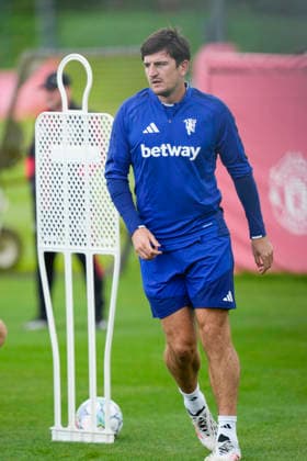 Manchester United, ManU Training Harry Maguire of Manchester United warms up during the Manchester United Training Session at Carrington Training Centre ahead of the UEFA Champions League match v Sabah FK, Manchester, England on 9 September 2026 Credit: Steve Flynn Every Second Media Editorial use only. All images are copyright Every Second Media Limited. No images may be reproduced without prior permission. Copyright: xIMAGO EveryxSecondxMediax ESM-2148-0029 StevexFlynnx xEveryxSecondxMediax