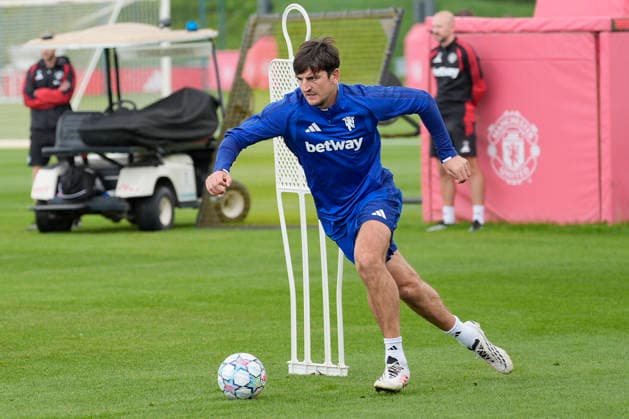 Manchester United, ManU Training Harry Maguire of Manchester United warms up during the Manchester United Training Session at Carrington Training Centre ahead of the UEFA Champions League match v Sabah FK, Manchester, England on 9 September 2026 Credit: Steve Flynn Every Second Media Editorial use only. All images are copyright Every Second Media Limited. No images may be reproduced without prior permission. Copyright: xIMAGO EveryxSecondxMediax ESM-2148-0032 StevexFlynnx xEveryxSecondxMediax
