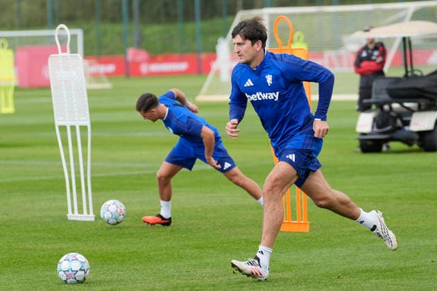Manchester United, ManU Training Harry Maguire of Manchester United warms up during the Manchester United Training Session at Carrington Training Centre ahead of the UEFA Champions League match v Sabah FK, Manchester, England on 9 September 2026 Credit: Steve Flynn Every Second Media Editorial use only. All images are copyright Every Second Media Limited. No images may be reproduced without prior permission. Copyright: xIMAGO EveryxSecondxMediax ESM-2148-0033 StevexFlynnx xEveryxSecondxMediax