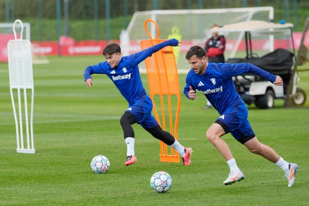 Manchester United, ManU Training Mason Mount of Manchester United and Harry Amass of Manchester United warm up during the Manchester United Training Session at Carrington Training Centre ahead of the UEFA Champions League match v Sabah FK, Manchester, England on 9 September 2026 Credit: Steve Flynn Every Second Media Editorial use only. All images are copyright Every Second Media Limited. No images may be reproduced without prior permission. Copyright: xIMAGO EveryxSecondxMediax ESM-2148-0036 StevexFlynnx xEveryxSecondxMediax