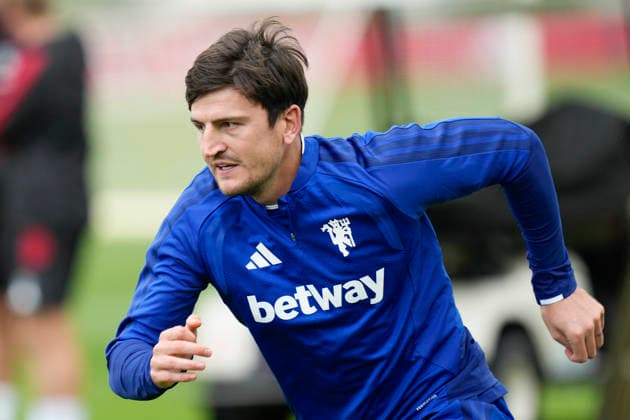 Manchester United, ManU Training Harry Maguire of Manchester United warms up during the Manchester United Training Session at Carrington Training Centre ahead of the UEFA Champions League match v Sabah FK, Manchester, England on 9 September 2026 Credit: Steve Flynn Every Second Media Editorial use only. All images are copyright Every Second Media Limited. No images may be reproduced without prior permission. Copyright: xIMAGO EveryxSecondxMediax ESM-2148-0039 StevexFlynnx xEveryxSecondxMediax