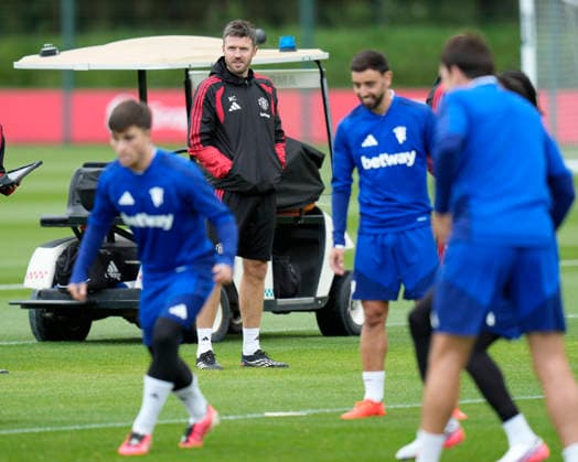 Manchester United, ManU Training Manchester United manager, Michael Carrick watches as he players train at the Manchester United Training Session at Carrington Training Centre ahead of the UEFA Champions League match v Sabah FK, Manchester, England on 9 September 2026 Credit: Steve Flynn Every Second Media Editorial use only. All images are copyright Every Second Media Limited. No images may be reproduced without prior permission. Copyright: xIMAGO EveryxSecondxMediax ESM-2148-0063 StevexFlynnx xEveryxSecondxMediax