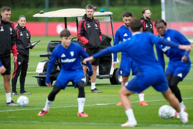 Manchester United, ManU Training Manchester United manager, Michael Carrick watches as he players train at the Manchester United Training Session at Carrington Training Centre ahead of the UEFA Champions League match v Sabah FK, Manchester, England on 9 September 2026 Credit: Steve Flynn Every Second Media Editorial use only. All images are copyright Every Second Media Limited. No images may be reproduced without prior permission. Copyright: xIMAGO EveryxSecondxMediax ESM-2148-0064 StevexFlynnx xEveryxSecondxMediax