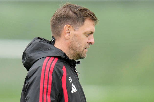 Manchester United, ManU Training Manchester United coach Jonathan Woodgate watches the players during the Manchester United Training Session at Carrington Training Centre ahead of the UEFA Champions League match v Sabah FK, Manchester, England on 9 September 2026 Credit: Steve Flynn Every Second Media Editorial use only. All images are copyright Every Second Media Limited. No images may be reproduced without prior permission. Copyright: xIMAGO EveryxSecondxMediax ESM-2148-0073 StevexFlynnx xEveryxSecondxMediax