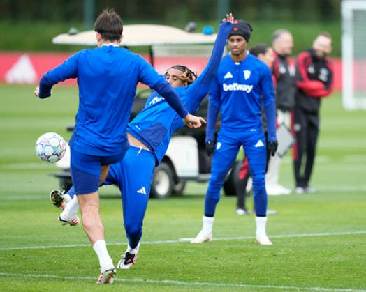 Manchester United, ManU Training Leny Yoro of Manchester United stretches for a ball during the Manchester United Training Session at Carrington Training Centre ahead of the UEFA Champions League match v Sabah FK, Manchester, England on 9 September 2026 Credit: Steve Flynn Every Second Media Editorial use only. All images are copyright Every Second Media Limited. No images may be reproduced without prior permission. Copyright: xIMAGO EveryxSecondxMediax ESM-2148-0076 StevexFlynnx xEveryxSecondxMediax