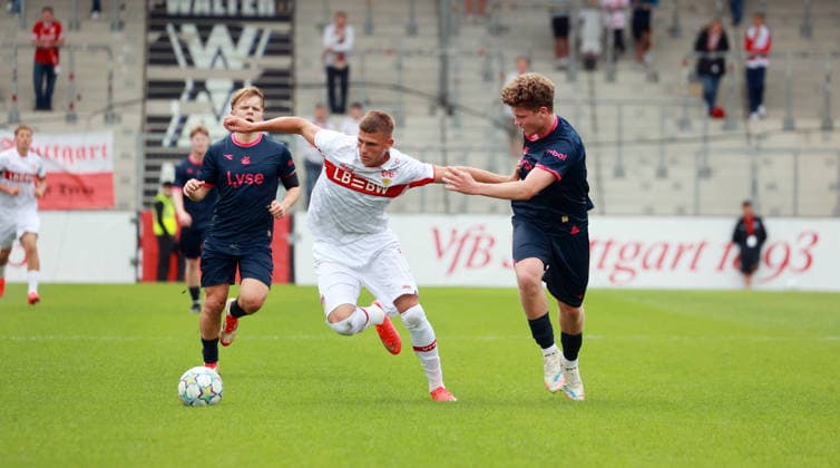 09 09 26 U19 VfB Stuttgart vs. U19 Viking Stavanger, Germany, Großaspach, September 9, 2026, Soccer, UEFA Youth League, 2026–2027 Season, U19 VfB Stuttgart vs. U19 Viking Stavanger, from left: Enis Redzepi (U19 VfB Stuttgart), Aksel Tveit (U19 Viking Stavanger)