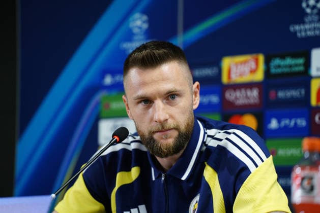 September 9, 2026, Kadikoy, Istanbul, Turkey: Fenerbahce s Milan Skriniar (C) attends a press conference, PK, Pressekonferenz before a training session at Sukru Saracoglu Stadium in Istanbul, Turkey, on September 9, 2026, on the eve of the UEFA Champions League first round, football match against AS Roma. Kadikoy Turkey - ZUMAu194 20260909_zip_u194_006 Copyright: xTolgaxUluturkx