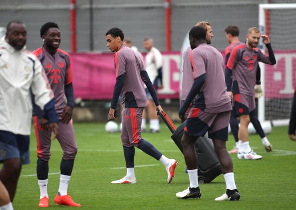 Soccer, Men s, Champions League, 2026–2027 Season, FC Bayern Munich, Final Training Session: Jamal Musiala; FC Bayern Munich drags the jukebox behind them