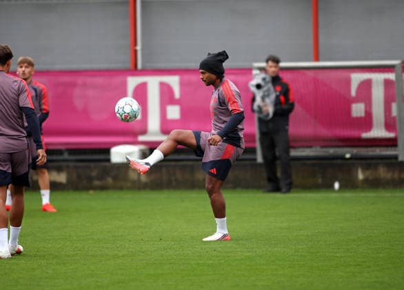 Soccer, Men s, Champions League, 2026–2027 Season, FC Bayern Munich, Final Training Session: Serge Gnabry of FC Bayern Munich Kicks a Ball