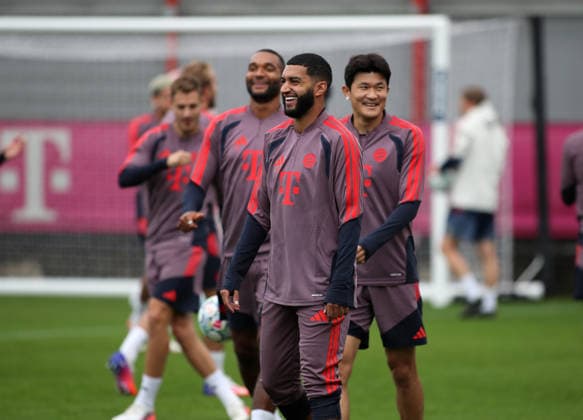 Soccer, Men s, Champions League, 2026–2027 Season, FC Bayern Munich, Final Training Session: Ismael Saibari, FC Bayern Munich, laughing