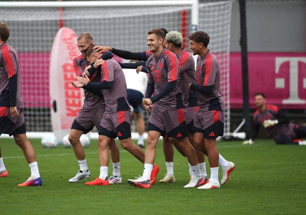 Soccer, Men s, Champions League, 2026–2027 Season, FC Bayern Munich, Final Training Session: Konrad Laimer (FC Bayern Munich) warmly hugs Joshua Kimmich (FC Bayern Munich) around the neck; it s a fun moment. Behind them are Aleksandar Pavlovic (FC Bayern Munich) and Tom Bischof (FC Bayern Munich).