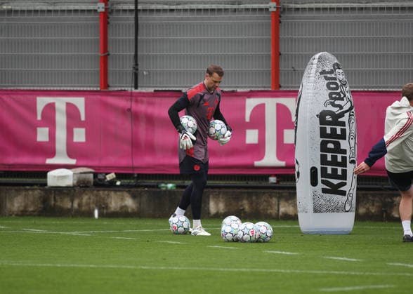 Soccer, Men s, Champions League, 2026–2027 Season, FC Bayern Munich, Manuel Neuer s final training session: FC Bayern Munich with two balls under his arm