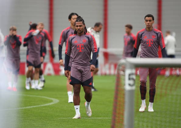 Soccer, Men s, Champions League, 2026–2027 Season, FC Bayern Munich, Final Training Session: Serge Gnabry of FC Bayern Munich Walking Across the Training Field
