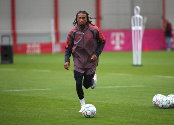Soccer, Men s, Champions League, 2026–2027 Season, FC Bayern Munich, Final Training Session: Michael Olise Running with a Ball for FC Bayern Munich
