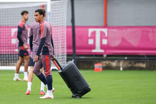 Jamal Musiala, FC Bayern Munich, No. 10 with a music player during training, GER, final training session, FC Bayern Munich, soccer, UEFA Champions League, Matchday 1, group stage, 2026–2027 season, September 9, 2026, GER, final training session, FC Bayern Munich, soccer, UEFA Champions League, Matchday 1, group stage, 2026–2027 season, September 9, 2026, Munich Copyright: xEibner-Pressefoto JennixMaulx EP_JML