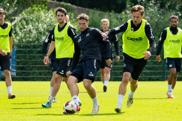 Osnabrueck, Deutschland, 09.09.2026: Robin Meissner (VfL Osnabrueck) und Jannik Mueller (VfL Osnabrueck) im Zweikampf waehrend der Trainingseinheit des VfL Osnabrueck im Sportpark Illoshoehe am 09. September 2026 in Osnabrueck, Deutschland. (Foto von Nico Paetzel DeFodi Images) Osnabrueck, Germany, 09.09.2026: Robin Meissner (VfL Osnabrueck) und Jannik Mueller (VfL Osnabrueck) battle for the ball during the VfL Osnabrueck training session at Sportpark Illoshoehe on September 09, 2026 in Osnabrueck, Germany. (Photo by Nico Paetzel DeFodi Images) (Photo by Nico Paetzel DeFodi Images) - *** Osnabrück, Germany, September 9, 2026 Robin Meissner of VfL Osnabrück and Jannik Mueller of VfL Osnabrück in a one-on-one battle during a VfL Osnabrück training session at Sportpark Illoshöhe on September 9, 2026, in Osnrueck, Germany. Photo by Nico Paetzel, DeFodi Images. Osnabrück, Germany, September 9, 2026 Robin Meissner of VfL Osnabrück and Jannik Mueller of VfL Osnabrück battle for the ball during the VfL Osnabrück training session at Sportpark Illoshöhe on September 9, 2026 in Osnabrück, Germany Photo by Nico Paetzel, DeFodi Images Photo by Nico Paetzel, DeFodi Images