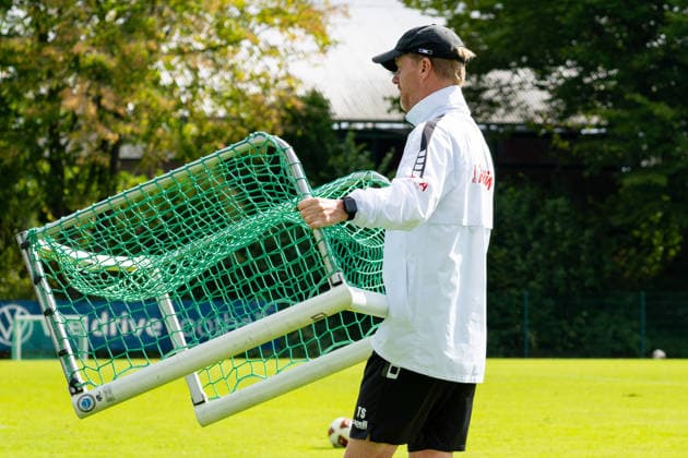 Osnabrueck, Deutschland, 09.09.2026: Trainer Timo Schultz (VfL Osnabrueck) schaut waehrend der Trainingseinheit des VfL Osnabrueck im Sportpark Illoshoehe am 09. September 2026 in Osnabrueck, Deutschland. (Foto von Nico Paetzel DeFodi Images) Osnabrueck, Germany, 09.09.2026: Trainer Timo Schultz (VfL Osnabrueck) looks on during the VfL Osnabrueck training session at Sportpark Illoshoehe on September 09, 2026 in Osnabrueck, Germany. (Photo by Nico Paetzel DeFodi Images) (Photo by Nico Paetzel DeFodi Images) - *** Osnabrück, Germany, September 9, 2026: VfL Osnabrück coach Timo Schultz watches during a VfL Osnabrück training session at Sportpark Illoshöhe on September 9, 2026, in Osnabrück, Germany Photo by Nico Paetzel DeFodi Images Osnabrück, Germany, September 9, 2026 Coach Timo Schultz of VfL Osnabrück looks on during the VfL Osnabrück training session at Sportpark Illoshöhe on September 9, 2026 in Osnabrück, Germany Photo by Nico Paetzel, DeFodi Images Photo by Nico Paetzel, DeFodi Images