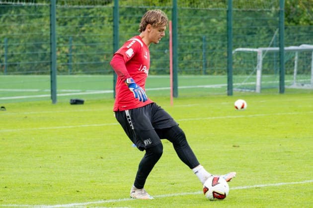 Osnabrueck, Deutschland, 09.09.2026: Torhueter Lowe Bjerlestam (VfL Osnabrueck) in Aktion, am Ball, Einzelaktion waehrend der Trainingseinheit des VfL Osnabrueck im Sportpark Illoshoehe am 09. September 2026 in Osnabrueck, Deutschland. (Foto von Nico Paetzel DeFodi Images) Osnabrueck, Germany, 09.09.2026: Torhueter Lowe Bjerlestam (VfL Osnabrueck) controls the ball during the VfL Osnabrueck training session at Sportpark Illoshoehe on September 09, 2026 in Osnabrueck, Germany. (Photo by Nico Paetzel DeFodi Images) (Photo by Nico Paetzel DeFodi Images) - *** Osnabrück, Germany, September 9, 2026 Goalkeeper Lowe Bjerlestam of VfL Osnabrück in action, on the ball, showing individual skill during the VfL Osnabrück training session at Sportpark Illoshöhe on September 9, 2026, in Osnabrück, Germany. Photo by Nico Paetzel, DeFodi Images. Osnabrück, Germany, September 9, 2026 Goalkeeper Lowe Bjerlestam of VfL Osnabrück controls the ball during the VfL Osnabrück training session at Sportpark Illoshöhe on September 9, 2026 in Osnabrück, Germany. Photo by Nico Paetzel, DeFodi Images. Photo by Nico Paetzel, DeFodi Images