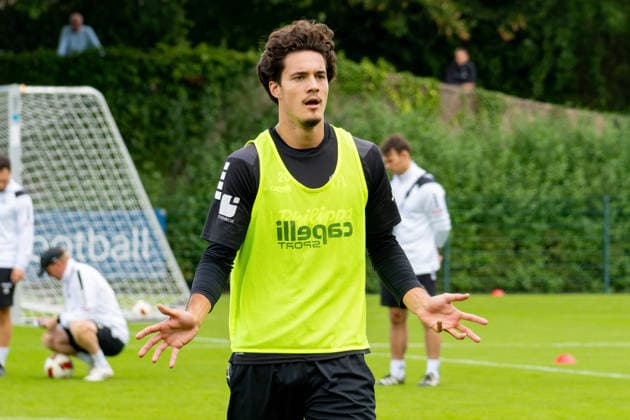 Osnabrueck, Deutschland, 09.09.2026: Theo Janotta (VfL Osnabrueck) gestikuliert waehrend der Trainingseinheit des VfL Osnabrueck im Sportpark Illoshoehe am 09. September 2026 in Osnabrueck, Deutschland. (Foto von Nico Paetzel DeFodi Images) Osnabrueck, Germany, 09.09.2026: Theo Janotta (VfL Osnabrueck) gestures during the VfL Osnabrueck training session at Sportpark Illoshoehe on September 09, 2026 in Osnabrueck, Germany. (Photo by Nico Paetzel DeFodi Images) (Photo by Nico Paetzel DeFodi Images) - *** Osnabrück, Germany, September 9, 2026: Theo Janotta of VfL Osnabrück gestures during the VfL Osnabrück training session at Sportpark Illoshöhe on September 9, 2026, in Osnabrück, Germany Photo by Nico Paetzel DeFodi Images Osnabrück, Germany, September 9, 2026 Theo Janotta of VfL Osnabrück gestures during the VfL Osnabrück training session at Sportpark Illoshöhe on September 9, 2026 in Osnabrück, Germany Photo by Nico Paetzel DeFodi Images Photo by Nico Paetzel DeFodi Images