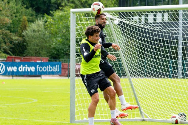Osnabrueck, Deutschland, 09.09.2026: Leonhard Muenst (VfL Osnabrueck) und Daniel Kyereh (VfL Osnabrueck) im Zweikampf waehrend der Trainingseinheit des VfL Osnabrueck im Sportpark Illoshoehe am 09. September 2026 in Osnabrueck, Deutschland. (Foto von Nico Paetzel DeFodi Images) Osnabrueck, Germany, 09.09.2026: Leonhard Muenst (VfL Osnabrueck) und Daniel Kyereh (VfL Osnabrueck) battle for the ball during the VfL Osnabrueck training session at Sportpark Illoshoehe on September 09, 2026 in Osnabrueck, Germany. (Photo by Nico Paetzel DeFodi Images) (Photo by Nico Paetzel DeFodi Images) - *** Osnabrück, Germany, September 9, 2026 Leonhard Muenst of VfL Osnabrück and Daniel Kyereh of VfL Osnabrück in a one-on-one duel during the VfL Osnabrück training session at Sportpark Illoshöhe on September 9, 2026, in Osnabrueck, Germany. Photo by Nico Paetzel, DeFodi Images. Osnabrueck, Germany, September 9, 2026 Leonhard Muenst of VfL Osnabrück and Daniel Kyereh of VfL Osnabrück battle for the ball during the VfL Osnabrück training session at Sportpark Illoshöhe on September 9, 2026 in Osnabrück, Germany. Photo by Nico Paetzel, DeFodi Images. Photo by Nico Paetzel, DeFodi Images