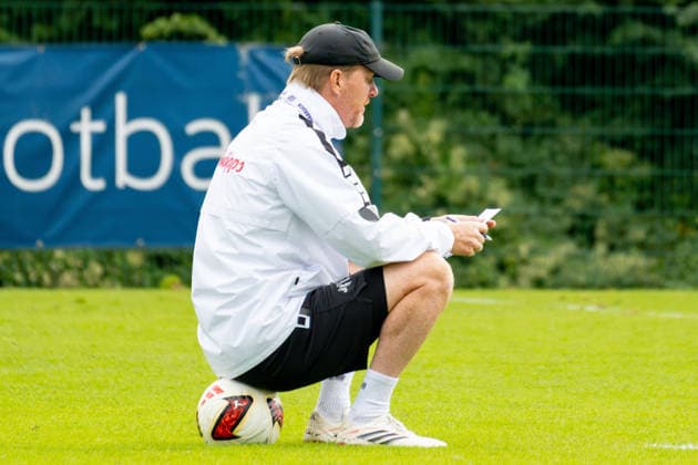 Osnabrueck, Deutschland, 09.09.2026: Trainer Timo Schultz (VfL Osnabrueck) schaut waehrend der Trainingseinheit des VfL Osnabrueck im Sportpark Illoshoehe am 09. September 2026 in Osnabrueck, Deutschland. (Foto von Nico Paetzel DeFodi Images) Osnabrueck, Germany, 09.09.2026: Trainer Timo Schultz (VfL Osnabrueck) looks on during the VfL Osnabrueck training session at Sportpark Illoshoehe on September 09, 2026 in Osnabrueck, Germany. (Photo by Nico Paetzel DeFodi Images) (Photo by Nico Paetzel DeFodi Images) - *** Osnabrück, Germany, September 9, 2026: VfL Osnabrück coach Timo Schultz watches during a VfL Osnabrück training session at Sportpark Illoshöhe on September 9, 2026, in Osnabrück, Germany Photo by Nico Paetzel DeFodi Images Osnabrück, Germany, September 9, 2026 Coach Timo Schultz of VfL Osnabrück looks on during the VfL Osnabrück training session at Sportpark Illoshöhe on September 9, 2026 in Osnabrück, Germany Photo by Nico Paetzel, DeFodi Images Photo by Nico Paetzel, DeFodi Images