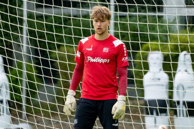 Osnabrueck, Deutschland, 09.09.2026: Torhueter Niklas Sauter (VfL Osnabrueck) schaut waehrend der Trainingseinheit des VfL Osnabrueck im Sportpark Illoshoehe am 09. September 2026 in Osnabrueck, Deutschland. (Foto von Nico Paetzel DeFodi Images) Osnabrueck, Germany, 09.09.2026: Torhueter Niklas Sauter (VfL Osnabrueck) looks on during the VfL Osnabrueck training session at Sportpark Illoshoehe on September 09, 2026 in Osnabrueck, Germany. (Photo by Nico Paetzel DeFodi Images) (Photo by Nico Paetzel DeFodi Images) - *** Osnabrück, Germany, September 9, 2026 Goalkeeper Niklas Sauter of VfL Osnabrück watches during a VfL Osnabrück training session at Sportpark Illoshöhe on September 9, 2026, in Osnabrück, Germany Photo by Nico Paetzel DeFodi Images Osnabrück, Germany, September 9, 2026 Goalkeeper Niklas Sauter of VfL Osnabrück looks on during the VfL Osnabrück training session at Sportpark Illoshöhe on September 9, 2026 in Osnabrück, Germany Photo by Nico Paetzel, DeFodi Images Photo by Nico Paetzel, DeFodi Images