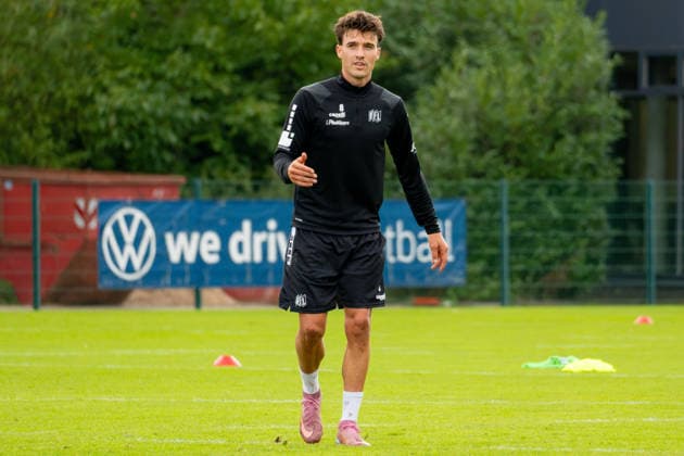 Osnabrueck, Deutschland, 09.09.2026: Leonhard Muenst (VfL Osnabrueck) schaut waehrend der Trainingseinheit des VfL Osnabrueck im Sportpark Illoshoehe am 09. September 2026 in Osnabrueck, Deutschland. (Foto von Nico Paetzel DeFodi Images) Osnabrueck, Germany, 09.09.2026: Leonhard Muenst (VfL Osnabrueck) looks on during the VfL Osnabrueck training session at Sportpark Illoshoehe on September 09, 2026 in Osnabrueck, Germany. (Photo by Nico Paetzel DeFodi Images) (Photo by Nico Paetzel DeFodi Images) - *** Osnabrück, Germany, September 9, 2026 Leonhard Muenst VfL Osnabrück watches during the VfL Osnabrück training session at Sportpark Illoshöhe on September 9, 2026, in Osnabrück, Germany Photo by Nico Paetzel DeFodi Images Osnabrück, Germany, September 9, 2026 Leonhard Muenst VfL Osnabrück looks on during the VfL Osnabrück training session at Sportpark Illoshöhe on September 9, 2026 in Osnabrück, Germany Photo by Nico Paetzel, DeFodi Images Photo by Nico Paetzel, DeFodi Images