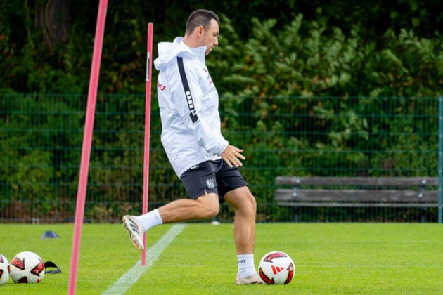 Osnabrueck, Deutschland, 09.09.2026: Co-Trainer Frithjof Hansen (VfL Osnabrueck) in Aktion, am Ball, Einzelaktion waehrend der Trainingseinheit des VfL Osnabrueck im Sportpark Illoshoehe am 09. September 2026 in Osnabrueck, Deutschland. (Foto von Nico Paetzel DeFodi Images) Osnabrueck, Germany, 09.09.2026: Co-Trainer Frithjof Hansen (VfL Osnabrueck) controls the ball during the VfL Osnabrueck training session at Sportpark Illoshoehe on September 09, 2026 in Osnabrueck, Germany. (Photo by Nico Paetzel DeFodi Images) (Photo by Nico Paetzel DeFodi Images) - *** Osnabrück, Germany, September 9, 2026 Assistant Coach Frithjof Hansen of VfL Osnabrück in action, on the ball, individual play during the VfL Osnabrück training session at Sportpark Illoshöhe on September 9, 2026, in Osnabrück, Germany. Photo by Nico Paetzel, DeFodi Images. Osnabrück, Germany, September 9, 2026. Assistant Coach Frithjof Hansen of VfL Osnabrück controls the ball during the VfL Osnabrück training session at Sportpark Illoshöhe on September 9, 2026 in Osnabrück, Germany Photo by Nico Paetzel, DeFodi Images Photo by Nico Paetzel, DeFodi Images