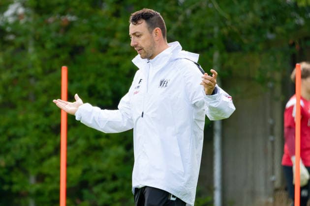 Osnabrueck, Deutschland, 09.09.2026: Co-Trainer Frithjof Hansen (VfL Osnabrueck) gestikuliert waehrend der Trainingseinheit des VfL Osnabrueck im Sportpark Illoshoehe am 09. September 2026 in Osnabrueck, Deutschland. (Foto von Nico Paetzel DeFodi Images) Osnabrueck, Germany, 09.09.2026: Co-Trainer Frithjof Hansen (VfL Osnabrueck) gestures during the VfL Osnabrueck training session at Sportpark Illoshoehe on September 09, 2026 in Osnabrueck, Germany. (Photo by Nico Paetzel DeFodi Images) (Photo by Nico Paetzel DeFodi Images) - *** Osnabrück, Germany, September 9, 2026: VfL Osnabrück assistant coach Frithjof Hansen gestures during a VfL Osnabrück training session at Sportpark Illoshöhe on September 9, 2026, in Osnabrück, Germany. Photo by Nico Paetzel, DeFodi Images. Osnabrück, Germany, September 9, 2026. VfL Osnabrück assistant coach Frithjof Hansen gestures during the VfL Osnabrück training session at Sportpark Illoshöhe on September 9, 2026 in Osnabrück, Germany Photo by Nico Paetzel, DeFodi Images Photo by Nico Paetzel, DeFodi Images
