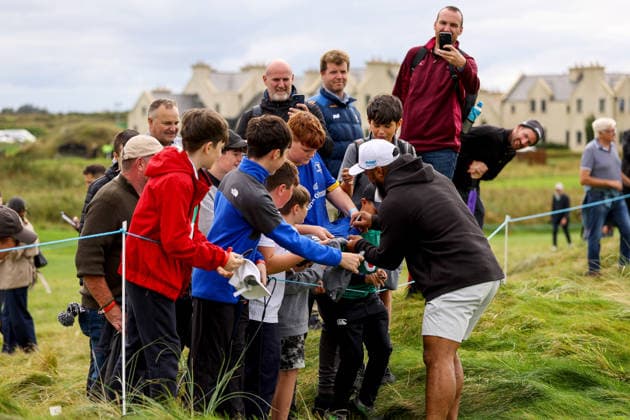 2026 Amgen Irish Open - Pro-Am, Trump International Golf Links, Doonbeg 9 9 2026 Connacht™s Bundee Aki signs autographs for fans Bundee Aki signs autographs for fans 9 9 2026  Copyright: xx BB2_0254