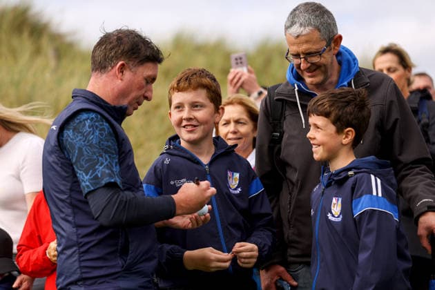 2026 Amgen Irish Open - Pro-Am, Trump International Golf Links, Doonbeg 9 9 2026 Former football player Robbie Fowler signs autographs for fans Robbie Fowler signs autographs for fans 9 9 2026  Copyright: xx BB2_0287