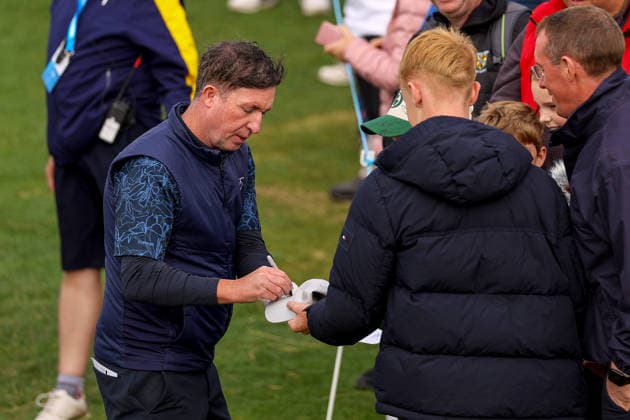 2026 Amgen Irish Open - Pro-Am, Trump International Golf Links, Doonbeg 9 9 2026 Former football player Robbie Fowler signs autographs for fans Robbie Fowler signs autographs for fans 9 9 2026  Copyright: xx BB2_0617