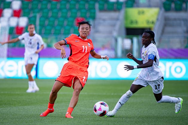 September 9, 2026, Sosnowiec, Silesian Voivodeship, Poland: CHO HYEYOUNG of Korea Republic (L) competes the ball with NYARKO SARAH of Ghana (R) during the FIFA U20 Womens World Cup Poland 2026 match between Ghana versus Korea Republic at Arena Sosnowiec Stadium Sosnowiec Poland - ZUMAs385 20260909_zsp_s385_021 Copyright: xLeopoldxSoglox