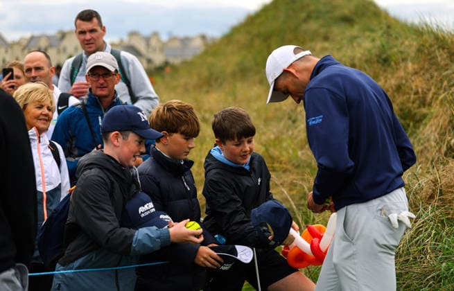 2026 Amgen Irish Open - Pro-Am, Trump International Golf Links, Doonbeg 9 9 2026 Limerick hurler Gearoid Hegarty signs autographs for fans Gearoid Hegarty signs autographs for fans 9 9 2026  Copyright: xx BB2_0652